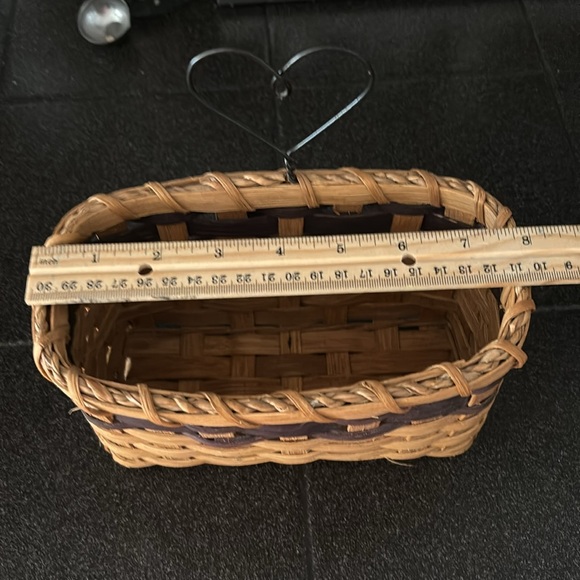 Vintage Woven Reed Basket with with wire heart. Natural/Navy Blue - Picture 6 of 8